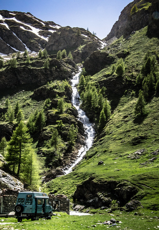pulmino seventies in valle argentera cascata e verde